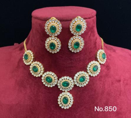 Emerald Oval Kundan Set